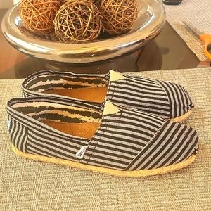 Toms Classic Stylish Stripped  Black/Silver Canvas Men 11 Alpargatas Shoes